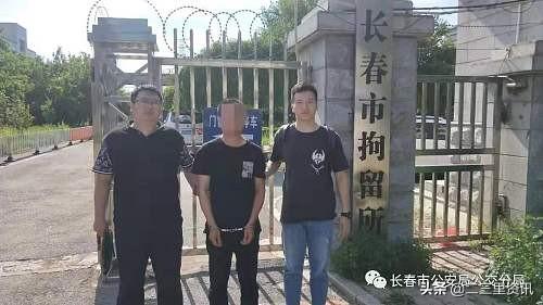男子裸露下体偷进房间藏在女生床下