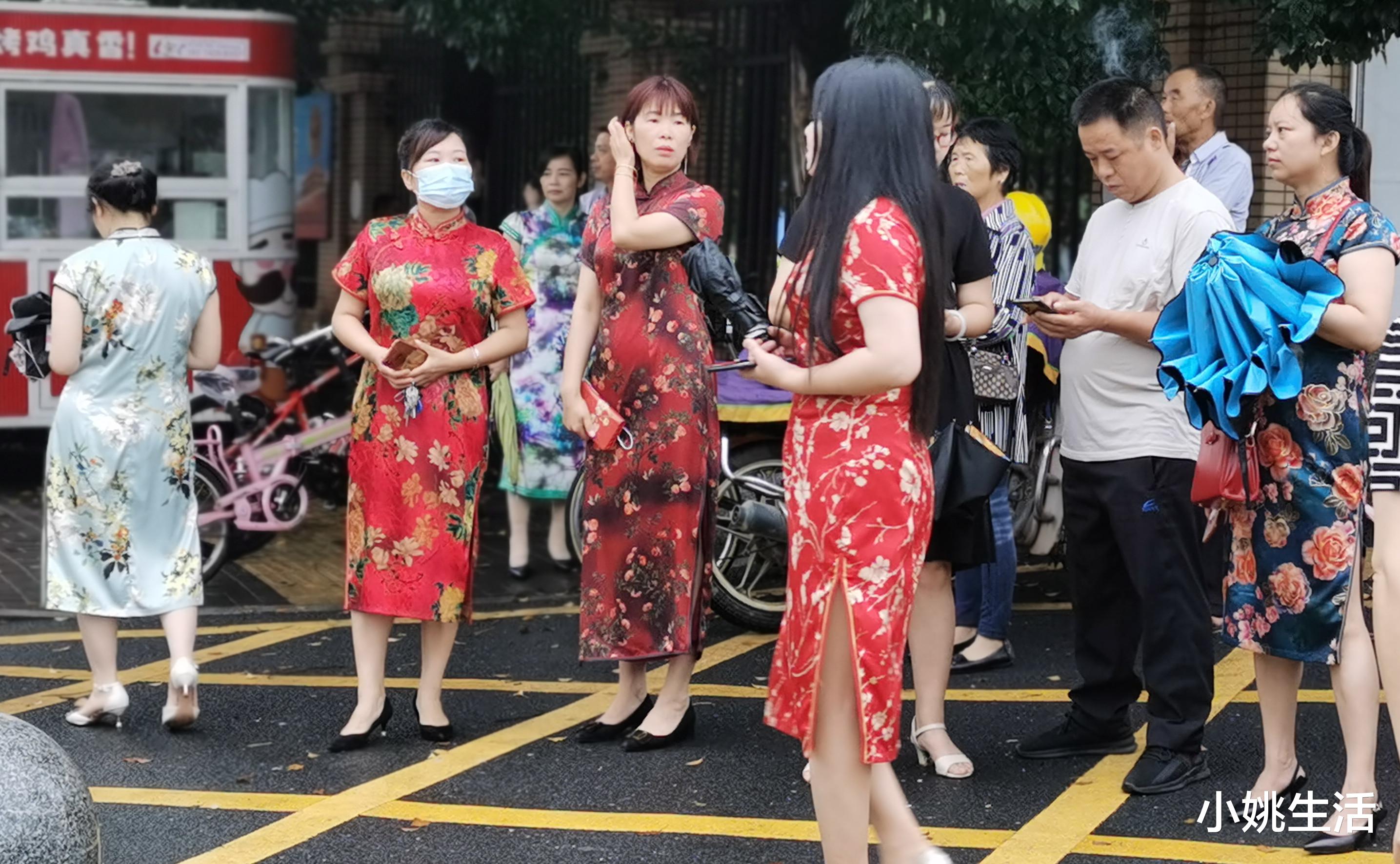 送考爸爸盛装旗袍背后的温情与期待