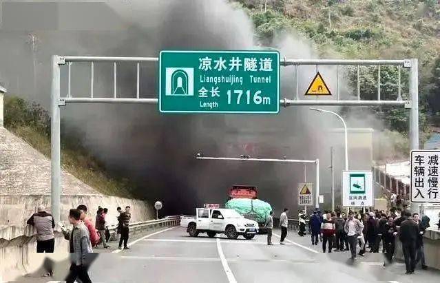 火车穿越山西隧道遭遇煤灰袭击，乘客秒变煤蛋