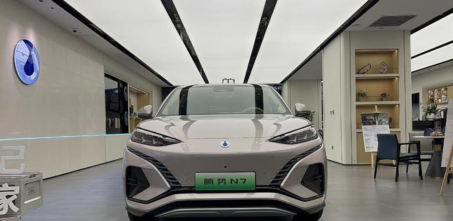 乌兹别克斯坦总统赠球员比亚迪汽车，跨界友谊与绿色发展的双丰收