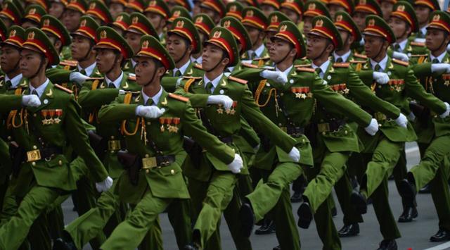 解放军亮相越南阅兵彩排全场尖叫解放军亮相越南阅兵彩排，全场尖叫，展现中越深厚友谊与军事力量