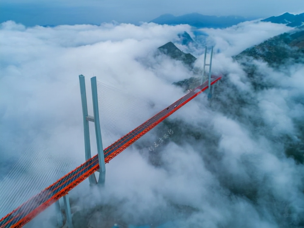 英媒感叹中国建成世界第一高桥是的，中国近年来在桥梁建设领域取得了令人瞩目的成就。其中，世界最高的桥之一——北盘江第一桥的建设引起了国际媒体的广泛关注。这座桥位于云南省和贵州省之间，跨越深邃的峡谷，其雄伟壮观的景象令人惊叹。