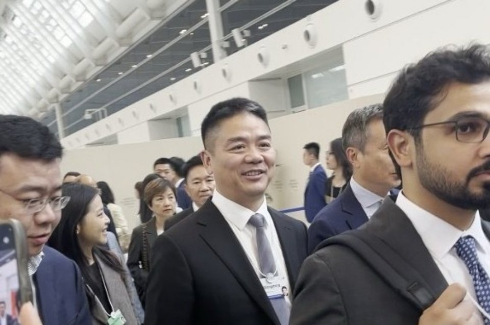 刘强东现身苏超支持宿迁队刘强东现身苏超赛场，倾情支持宿迁队——点燃球迷激情