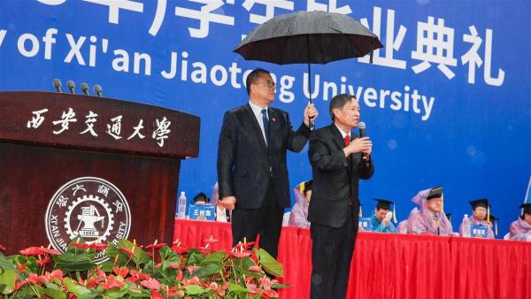 浙工大校长雨中致辞 学生“搞笑”撑伞浙工大校长雨中致辞，学生幽默撑伞背后的故事与启示
